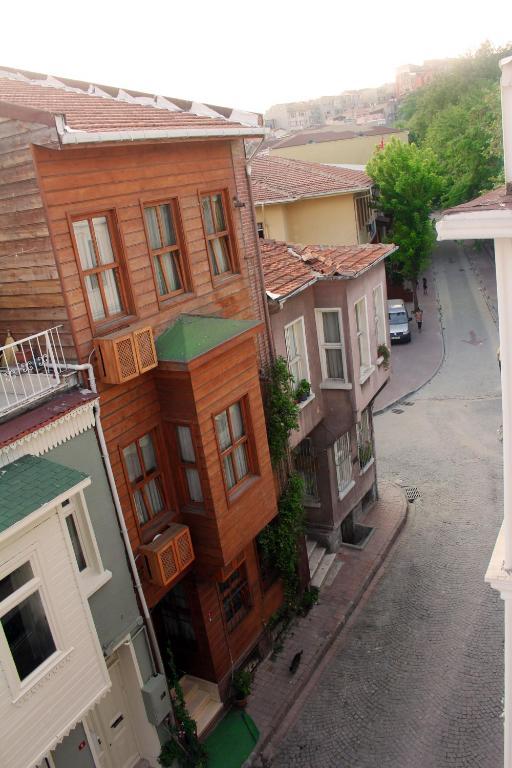Uyar Apt * Istambul